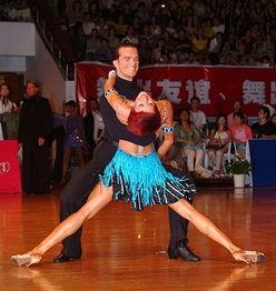 拉丁比赛现场视频成人双人外国,成人双人外国选手风采展示