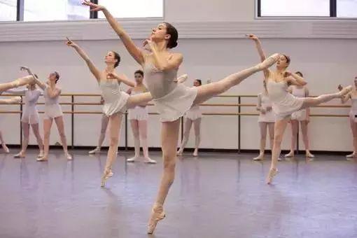 成人舞蹈大型道具视频,揭秘成人舞蹈大型道具的奇幻魅力