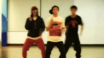 成人走秀搞笑音乐视频,搞笑音乐视频带你领略成人走秀的欢乐瞬间